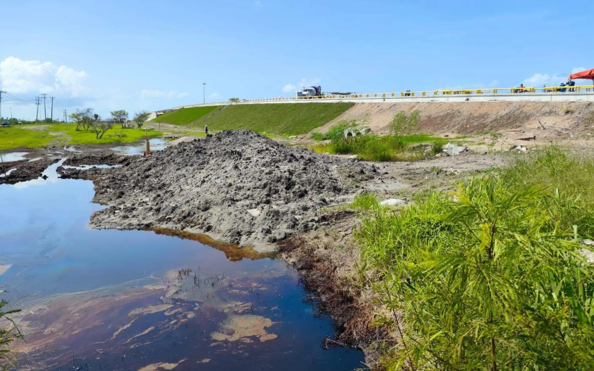 Investigación por derrame de crudo en Altamira: emergencia ambiental y acciones de remediación